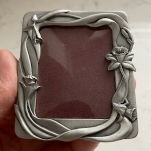 Seagull Canada Vintage @1988 Fine Pewter Mini Picture Frame w Floral Motif - Picture 1 of 6